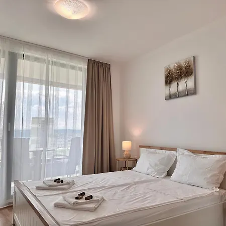 New In Breeze With Panoramic Sea View And Parking 瓦爾納